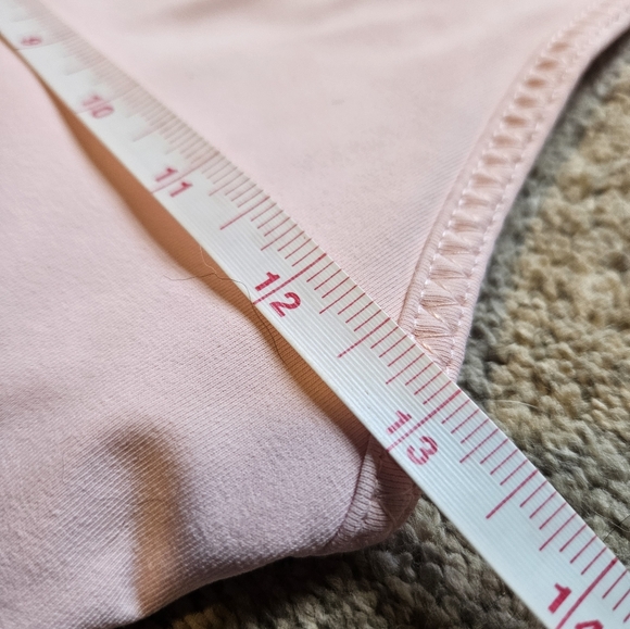 Fabletics On The Go sports bra with back pocket medium impact baby pink - Picture 3 of 10